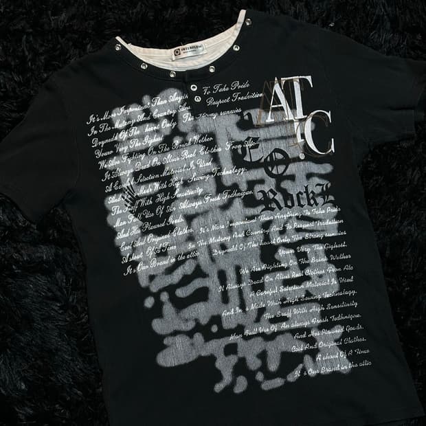 Black lettering short-sleeved