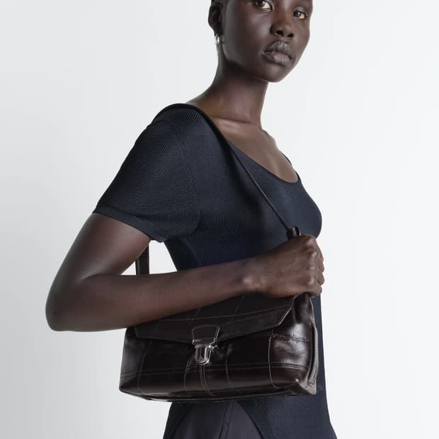 르메르 26ss 기어백 엠보싱 스몰/에스프레소