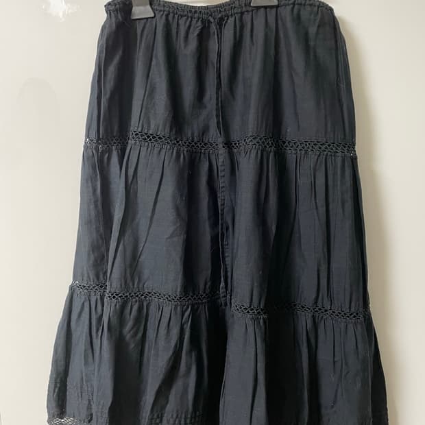 블랙 미디 스커트