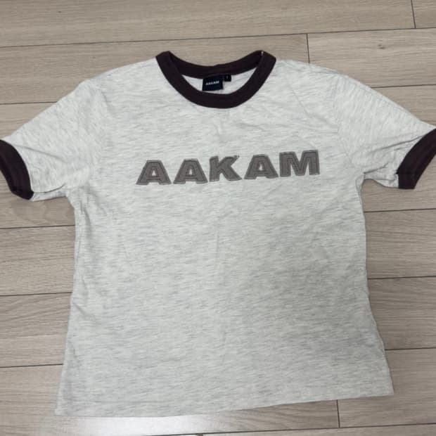 아캄 링거 반팔티 1