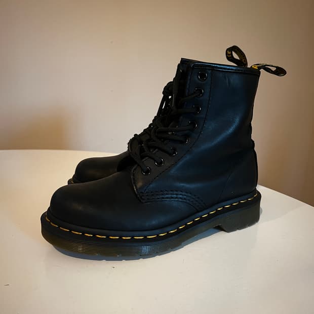 닥터마틴 1460 8홀 부츠