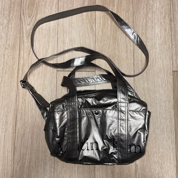 마뗑킴 글로시 로고 스포티 미니 더플백 실버