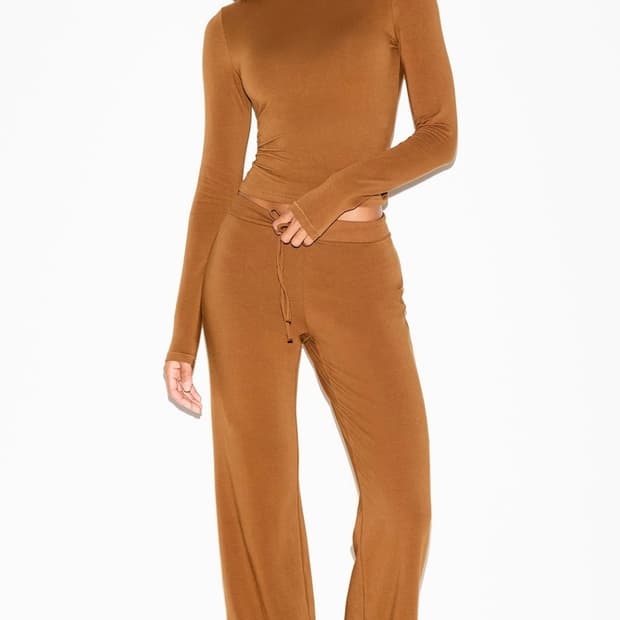 SKIMS 롱 슬리브 티셔츠 Chai