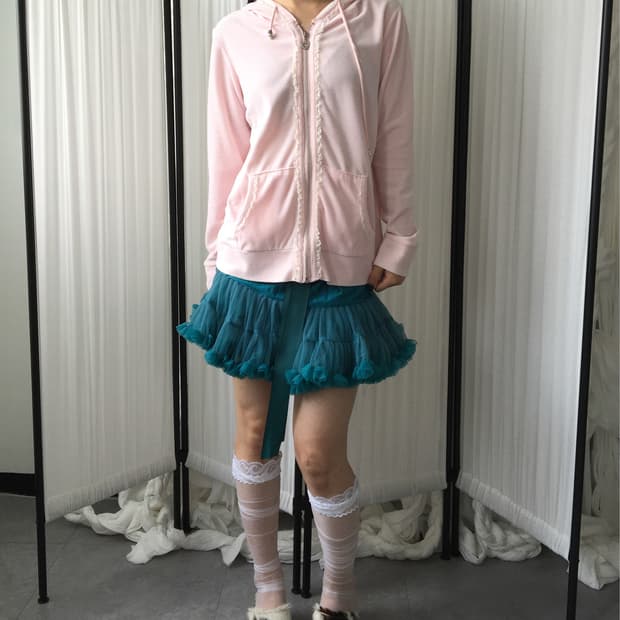 Frill point hood zip up
