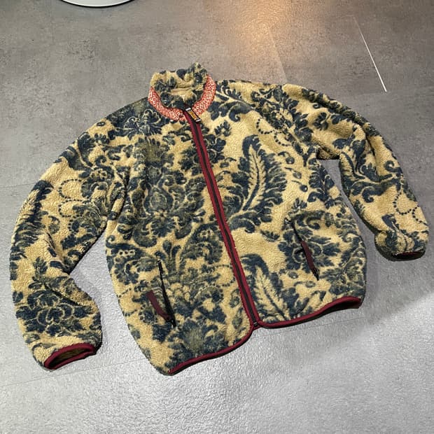 캐피탈 다마스크 패턴 플리스 집 블루존 베이지