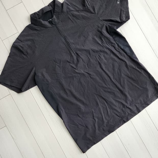 코오롱스포츠 남성 에어도트 반팔 집업 블랙 티셔츠 사이즈105

