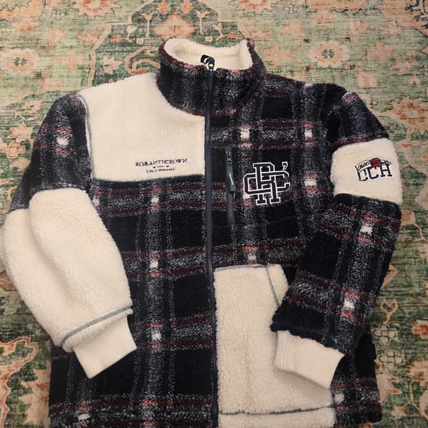 로맨틱크라운 
체크 플리스 자켓 