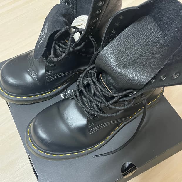 닥터마틴 mm6 260(uk7) 팝니다