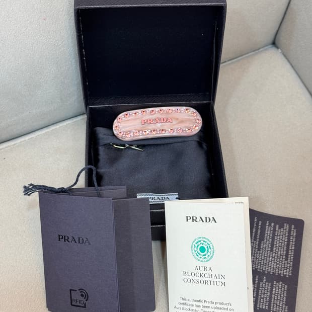 프라다 헤어 클립