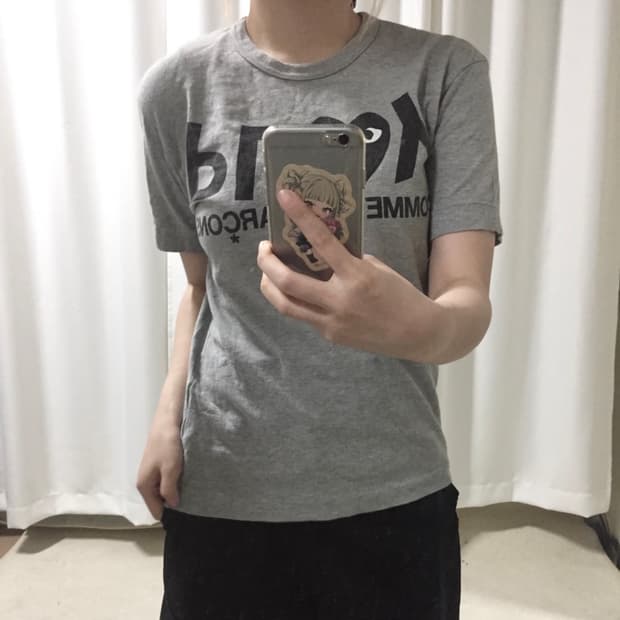 꼼데가르송 그레이 플레이 로고 반팔 티셔츠