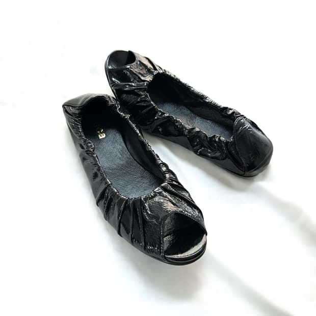 ZUCCA glossy open toe shoes / black
