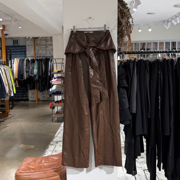 알렉산드르 아흐하카츠시빌리 브라운 fw20 레더 랩스타일 팬츠