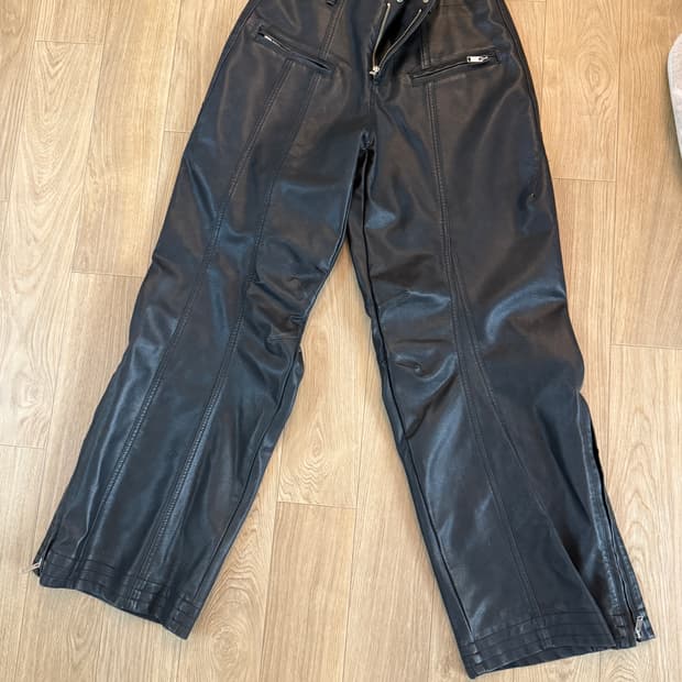 나체 레더 팬츠 