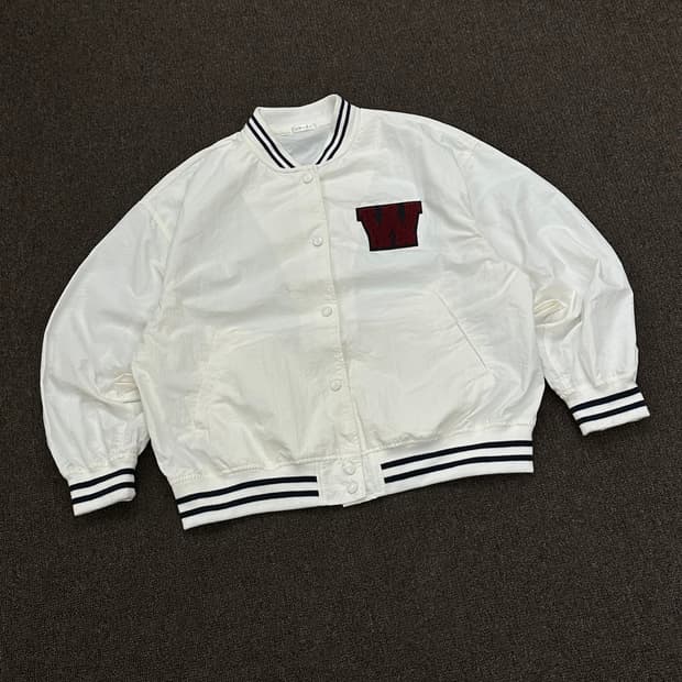 L)Colza vintage W 로고 화이트 바시티 자켓