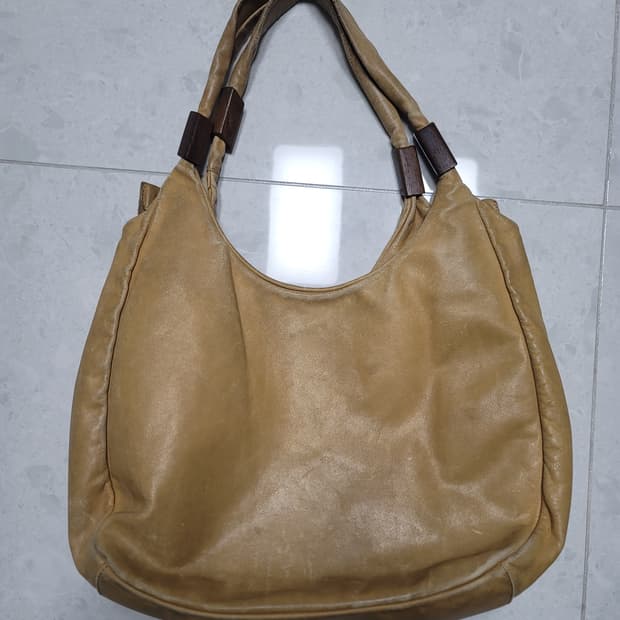 Zeoenzeoen 이태리 가죽 숄더백 사용감있음

모서리부분 위주 까짐