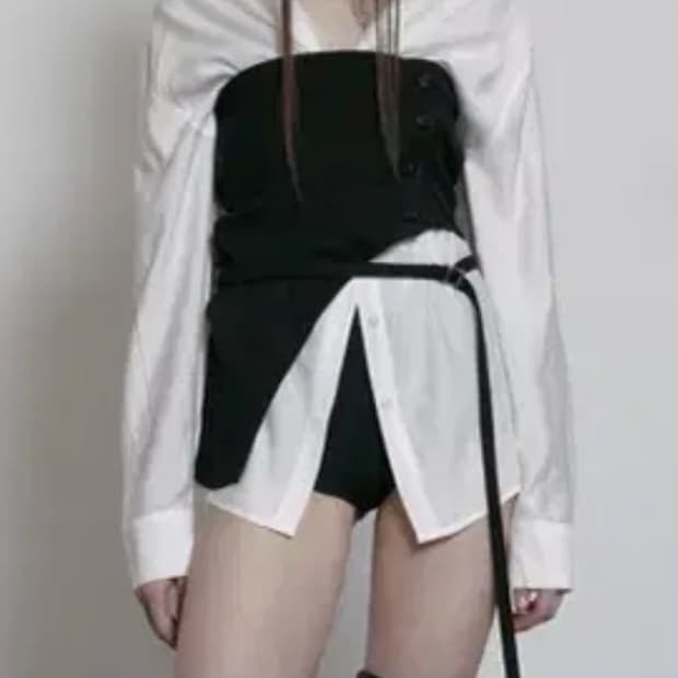 보헤미안서울 커브드 웨이스트 스트랩 뷔스티에 블랙