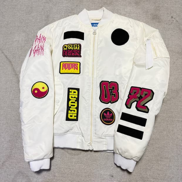 아디다스 화이트 패치 봄버 자켓