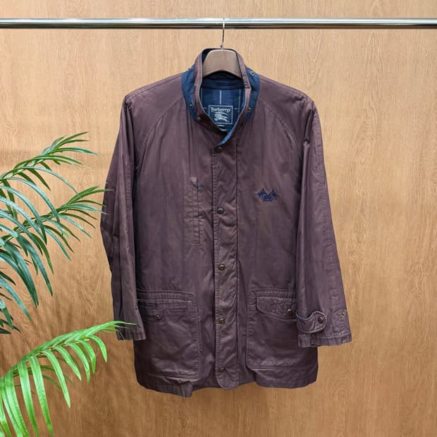 버버리 하이넥 야상 점퍼 로고 자수 소매 스트랩 디테일 레귤러핏 와인