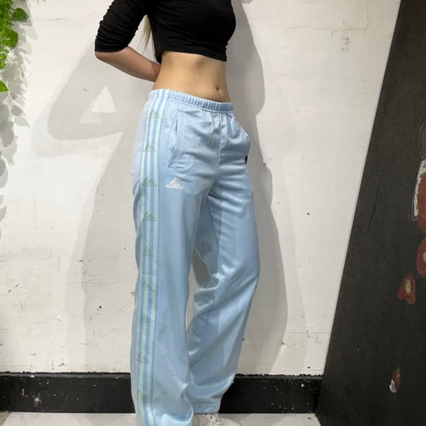 아디다스 대대장 스카이 블루 삼선 와이드 트레이닝 팬츠