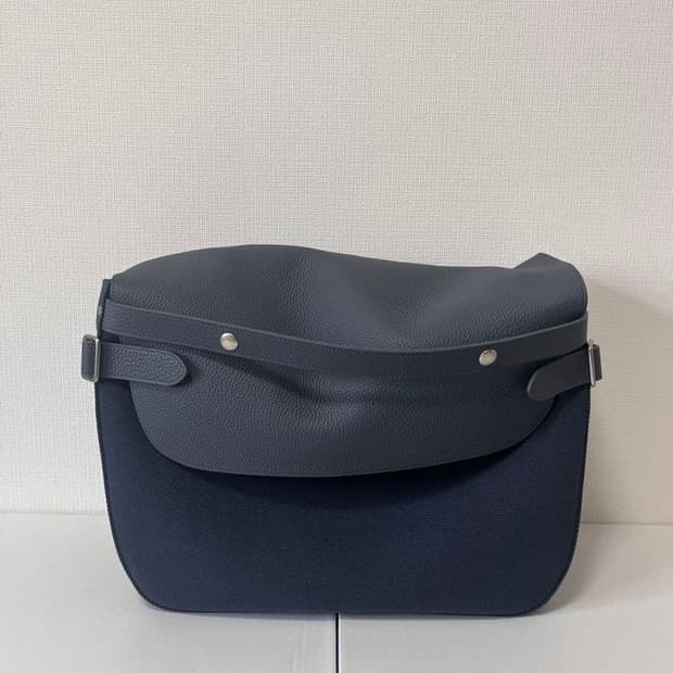 26ss HEFNER LEATHER POSTMAN BAG
