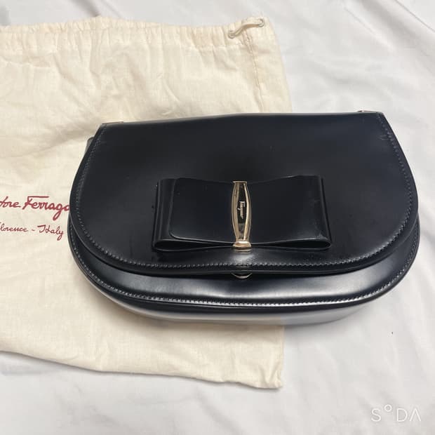 페라가모 리본 숄더백 블랙