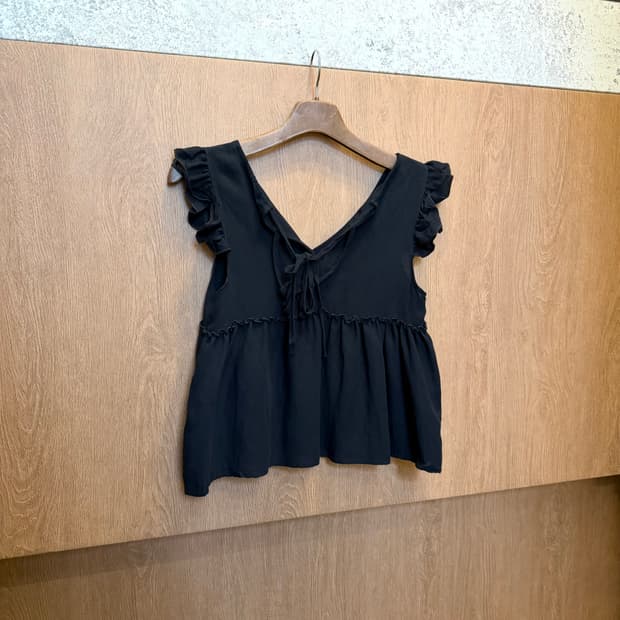 빈티지 브이넥 블라우스 프릴 숄더 리본 타이 스트랩 디테일 루즈핏 블랙