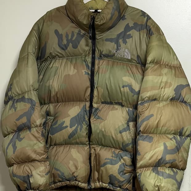 노스페이스 카모 센터로고 눕시 700 패딩