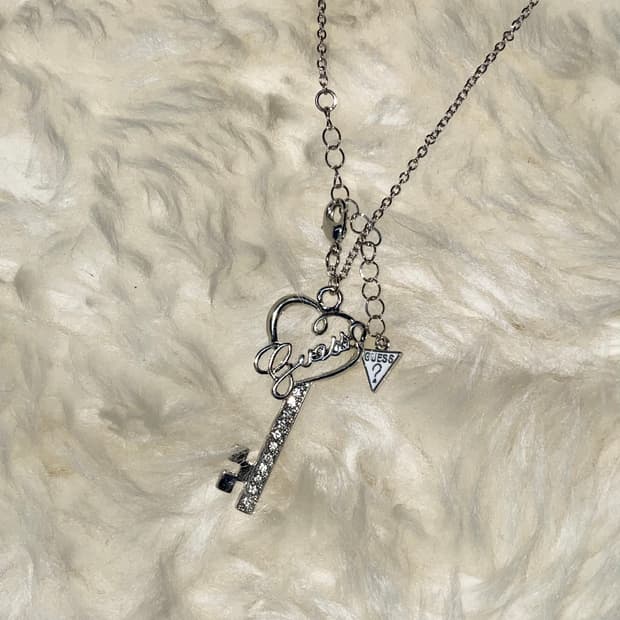 게스 하트 키 큐빅 네크리스