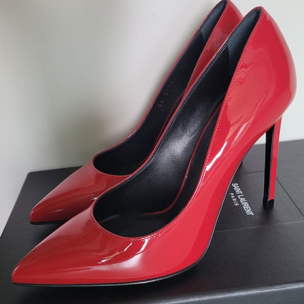 생로랑 ANJA 100 펌프스 페이턴트 레드 사이즈 36 팝니다.