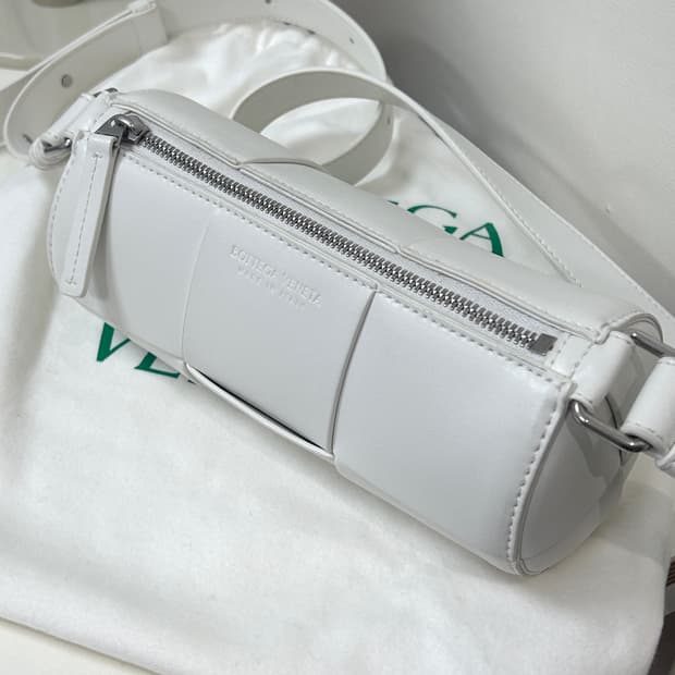 보테가 베네타 카네트 화이트 원통백