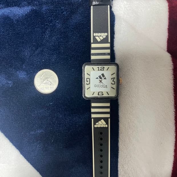 빈티지 아디다스 고무 스트랩 손목시계