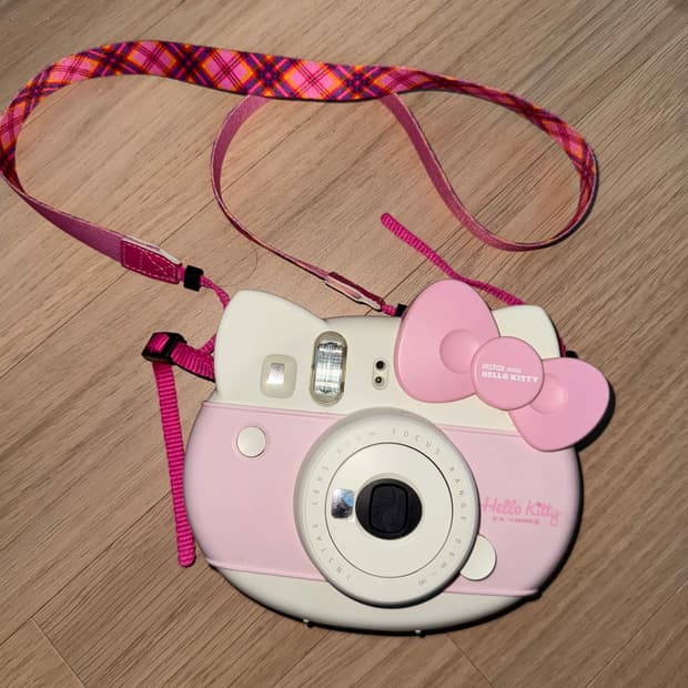 헬로키티 후지필름 40주년 인스탁스 필름카메라 한정판