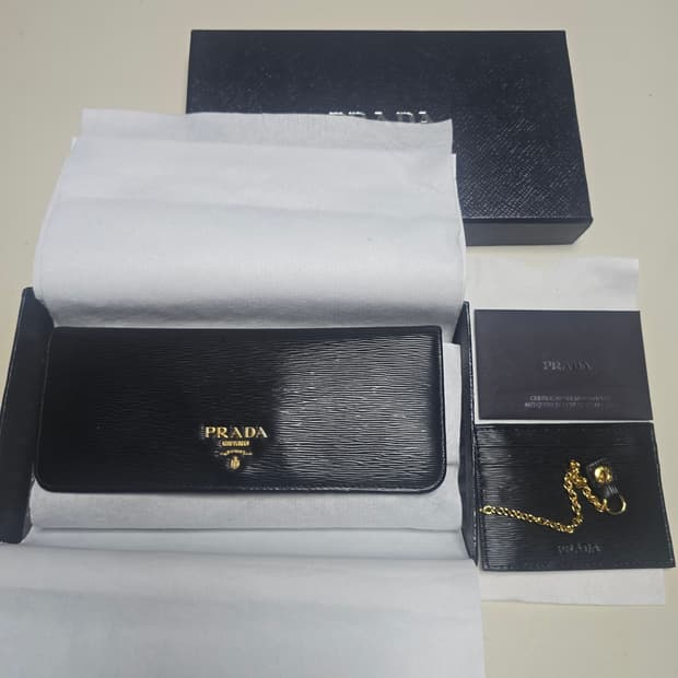 프라다 1MH132 비텔로 레더 블랙 골드 장지갑