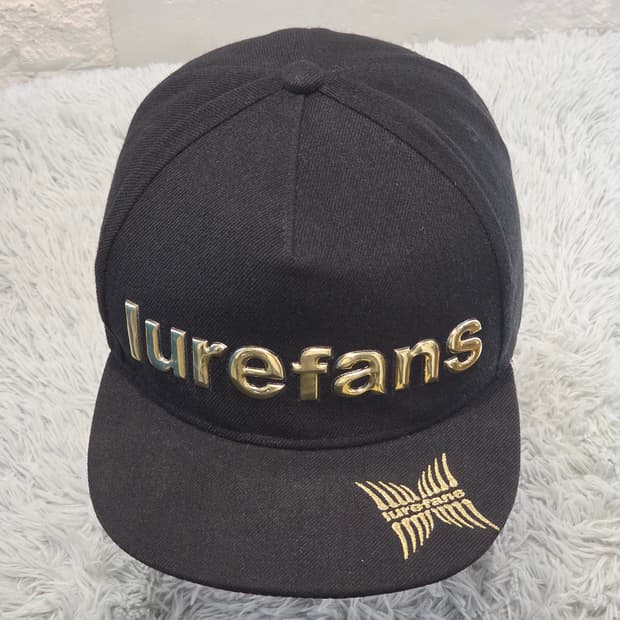 L6-3:루어팬스 골드 메탈릭 로고 블랙 스냅백(56-58)