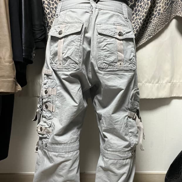 빅포켓 밴딩 디테일 그레이 카고팬츠