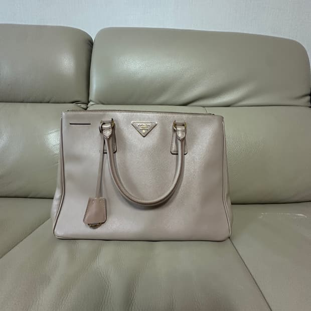 프라다 토트백 사피아노 레더 골드 삼각로고 디테일 베이지 핑크