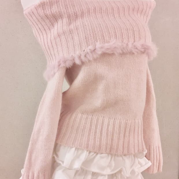 글래시어 핑크 퍼 오프숄더 니트 히메갸루