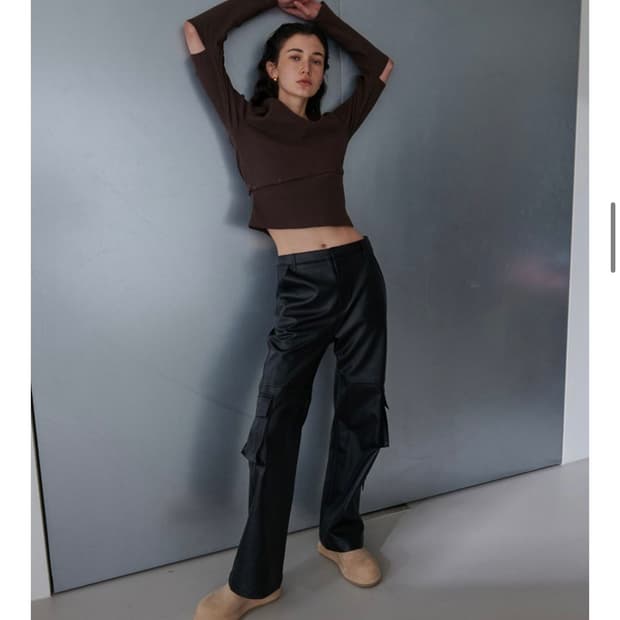 오데스 레더 팬츠/ Faux leather cargo trouser