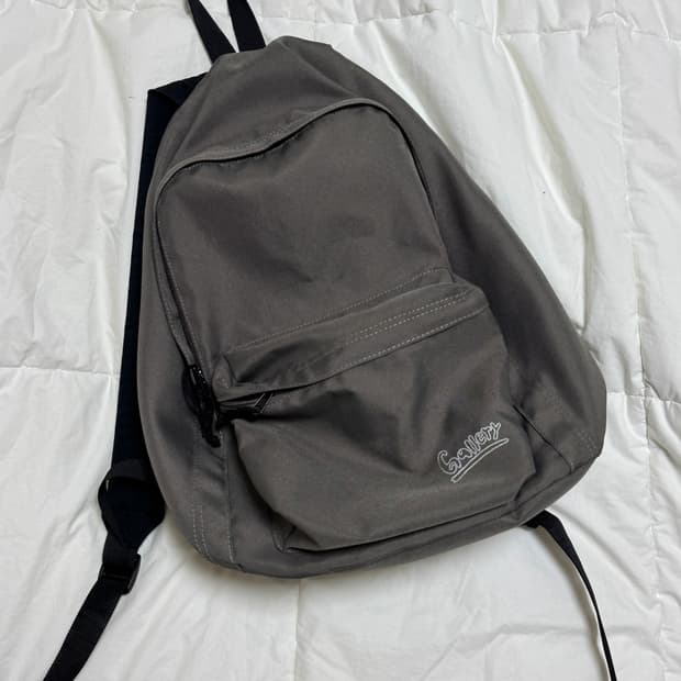 1011갤러리 엠브로이더리 데이팩 카키