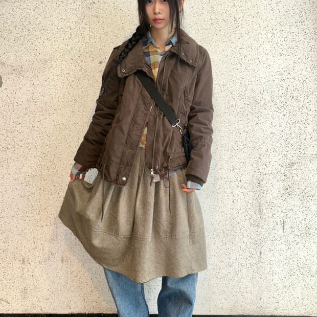 베이지 플레어 미디스커트