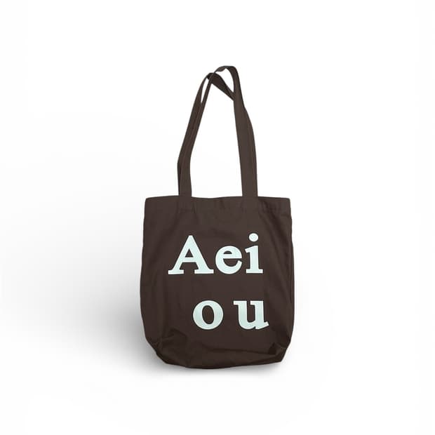Aeiou 로고백 에코백 초콜릿 브라운