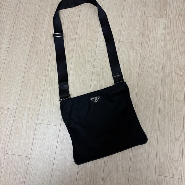 프라다 나일론 크로스백