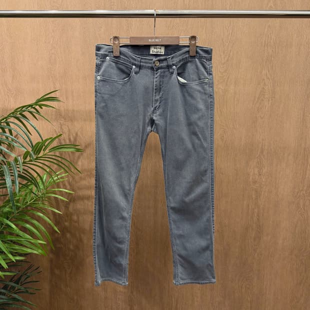 아크네스튜디오 스트레이트 데님 팬츠 백포켓 로고 단추 디테일 그레이