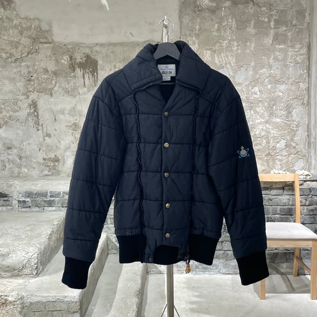 비비안 웨스트우드 맨 블랙 암 로고 패디드 점퍼