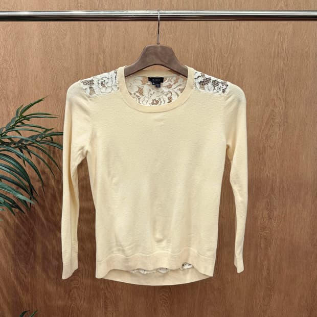 띠어리 니트 긴팔 플라워 패턴 레이스 언발란스 디테일 슬림핏 아이보리