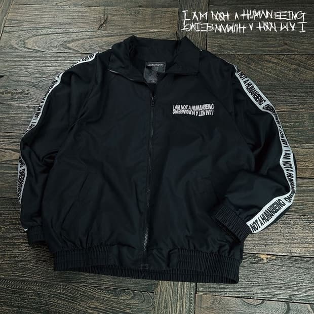 [아임낫어휴먼비잉] 프린팅 사이드 밴딩 오버핏 바람막이 자켓 M19268