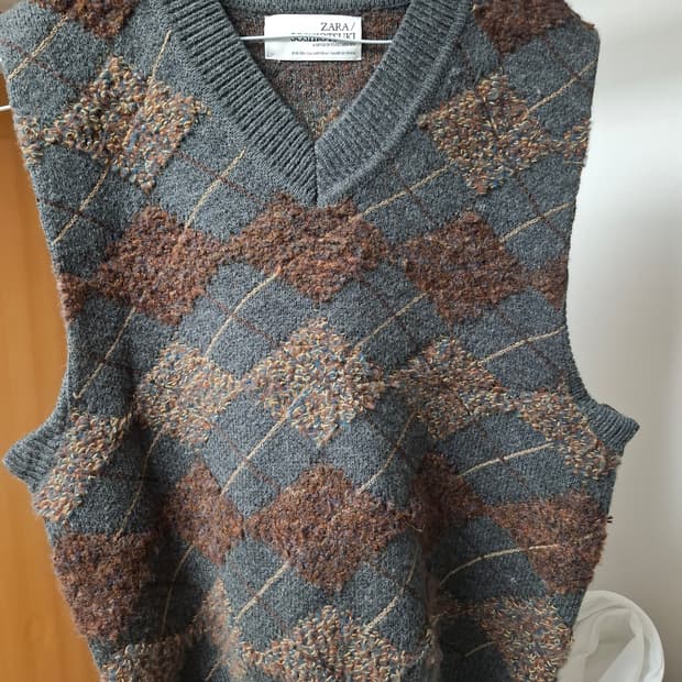 자라 소시오츠키 아가일 브이넥