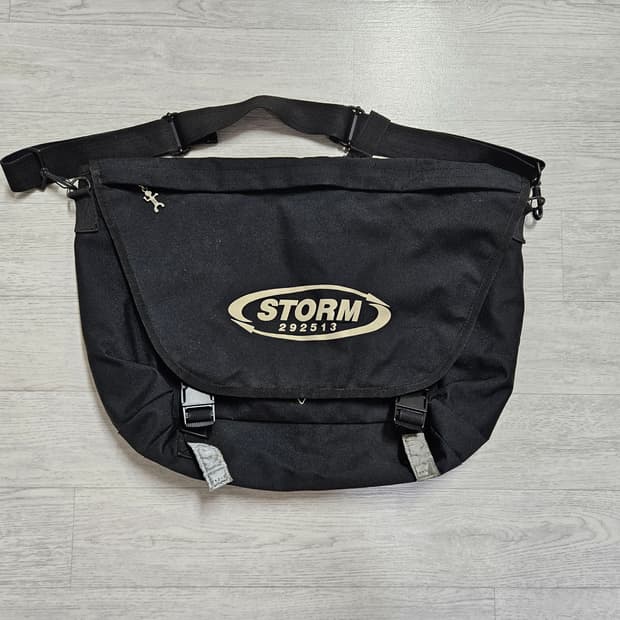 292513 스톰 크로스백