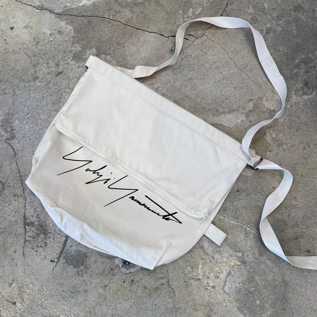 요지야마모토 로고 지퍼 크로스백