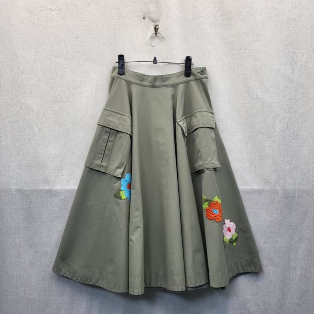 The Editor 카키색 꽃 자수 포켓 스커트